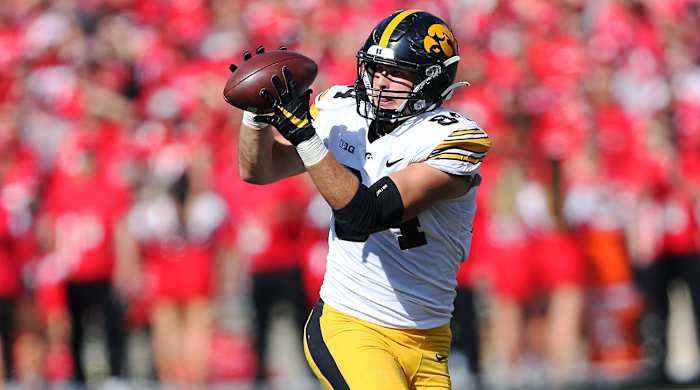 Iowa TE Sam LaPorta makes a catch